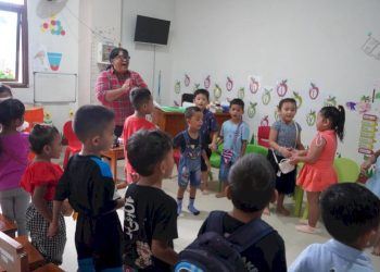 Sentuhan Kasih Satgas Humas Damai Cartenz untuk Anak Sekolah Minggu GKI Kotaraja