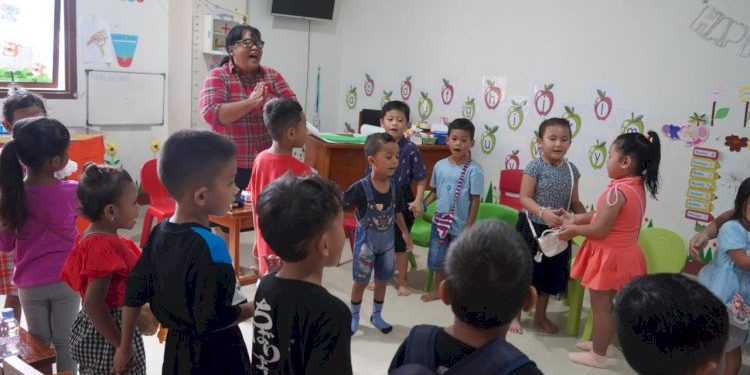 Sentuhan Kasih Satgas Humas Damai Cartenz untuk Anak Sekolah Minggu GKI Kotaraja
