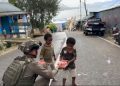 Rayakan HUT Brimob ke-80, Satgas Tindak Sektor Paniai Gelar Bakti Sosial Paket Makanan Paniai