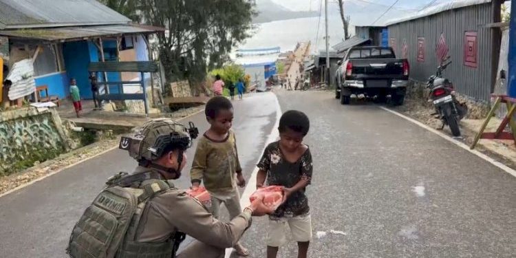 Rayakan HUT Brimob ke-80, Satgas Tindak Sektor Paniai Gelar Bakti Sosial Paket Makanan Paniai