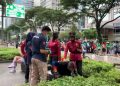 Personel Ditpamobvit Polda Metro Jaya Siaga Bantu Warga yang Sakit saat CFD di FX Sudirman
