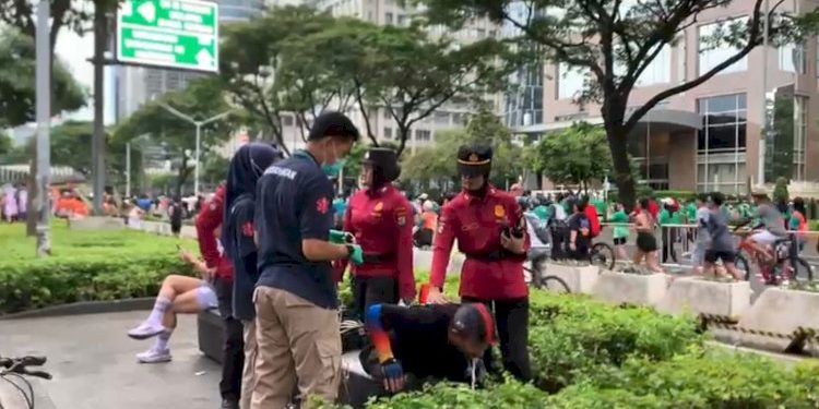 Personel Ditpamobvit Polda Metro Jaya Siaga Bantu Warga yang Sakit saat CFD di FX Sudirman