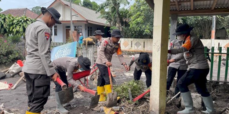 Perkuat Operasi Kemanusiaan Pasca Erupsi Semeru oleh Satbrimob Polda Jawa Timur