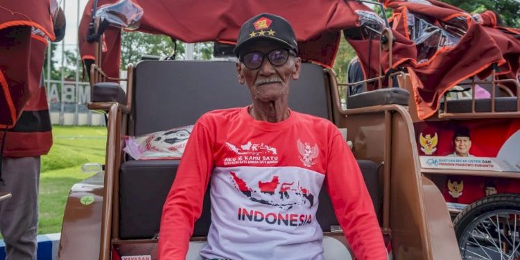 Kakek 89 Tahun Terima Becak Listrik, Lansia Tetap Mandiri dan Berdaya