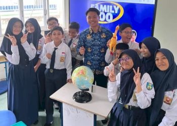 Belajar Menyenangkan Siswa SMP Samarinda dengan Papan Interaktif