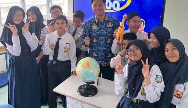 Belajar Menyenangkan Siswa SMP Samarinda dengan Papan Interaktif