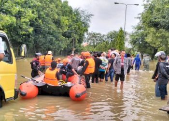 Polri Bantu Warga Terdampak Banjir di Pemukiman Batuphat Barat