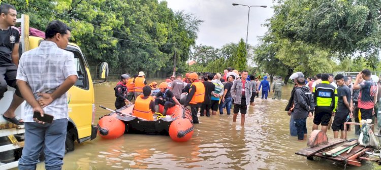 Polri Bantu Warga Terdampak Banjir di Pemukiman Batuphat Barat