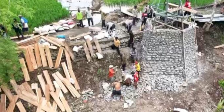 Polri Tanggap Respon Pidato Prabowo, Satbrimobda Sulsel Bangun Jembatan Gantung di Soppeng