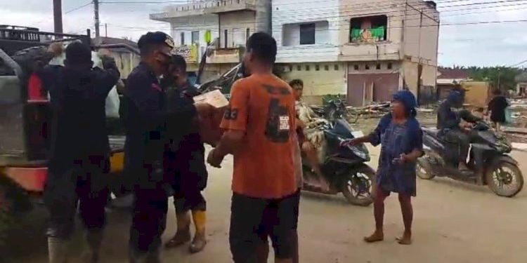Polisi Salurkan Makanan untuk Korban Banjir Agar Bantuan Terdistribusi dengan Baik