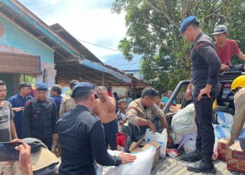 Brimob Polda Sumut Bersama Relawan Salurkan Bantuan Sembako untuk Warga Terdampak Bencana Sibolga Tapteng