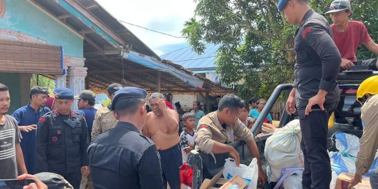 Brimob Polda Sumut Bersama Relawan Salurkan Bantuan Sembako untuk Warga Terdampak Bencana Sibolga Tapteng