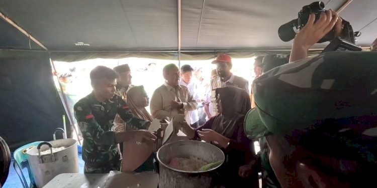 Prabowo Cicipi Masakan Warga Pengungsi di Aceh Cek Gizi dan Kelayakan Dapur
