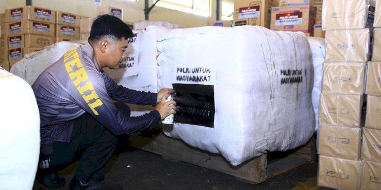Slog Polri Dukung Distribusi Bantuan ke Tiga Provinsi Terdampak Bencana via Udara dan Laut