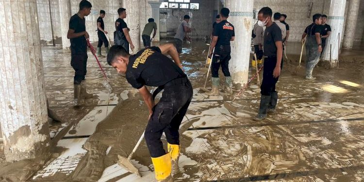 Masjid Terdampak Bencana di Aceh Kini Dapat Digunakan Warga Setelah Dibersihkan Polri