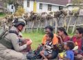 Sentuhan Humanis Satgas Damai di Sinak Melalui Pembagian Makanan Ringan kepada Warga