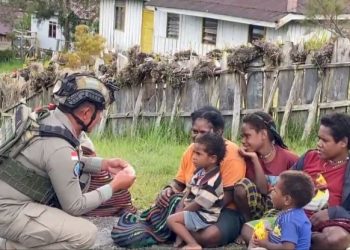Sentuhan Humanis Satgas Damai di Sinak Melalui Pembagian Makanan Ringan kepada Warga