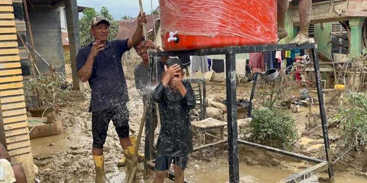 Polri Salurkan 627 Tandon Air Bersih untuk Warga Terdampak Bencana di Aceh Tamiang