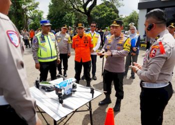 Tinjauan Pos Command Center oleh Kapolri untuk Pastikan Arus Mudik Aman dan Nyaman