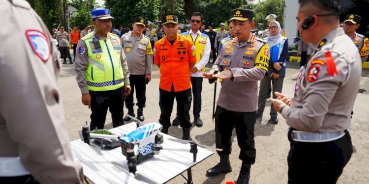 Tinjauan Pos Command Center oleh Kapolri untuk Pastikan Arus Mudik Aman dan Nyaman