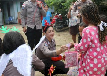 Satgas Humas Bagikan Bingkisan Natal untuk Anak-anak di Jayapura