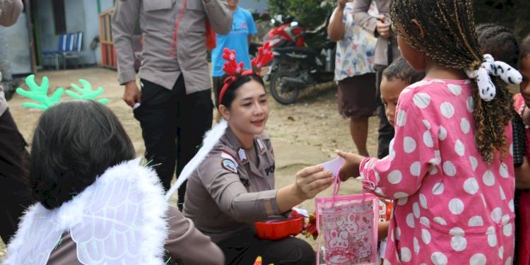 Satgas Humas Bagikan Bingkisan Natal untuk Anak-anak di Jayapura