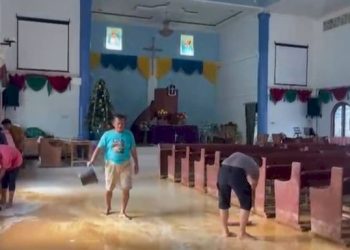 Pembersihan Gereja Hutanagodang Pasca Bencana oleh Brimob Polda Sumatera Utara
