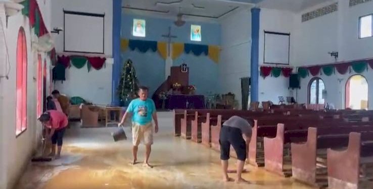 Pembersihan Gereja Hutanagodang Pasca Bencana oleh Brimob Polda Sumatera Utara