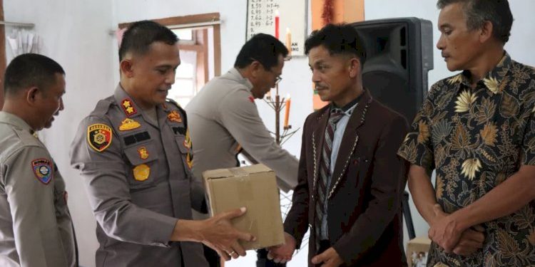Rayakan Natal 2025 Bersama Pengungsi Korban Bencana di GOR Pandan oleh Polres Tapteng