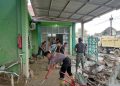Sinergi TNI dan Polri Bersihkan Puskesmas Kuala Simpang Setelah Banjir