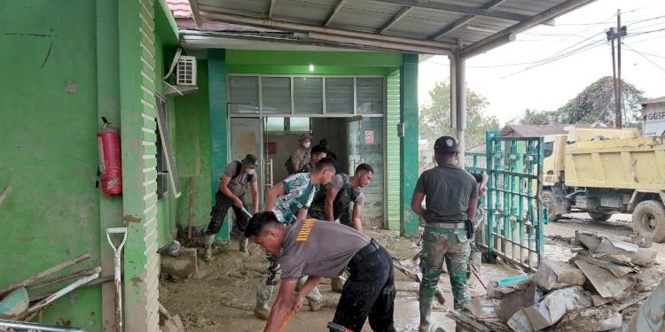 Sinergi TNI dan Polri Bersihkan Puskesmas Kuala Simpang Setelah Banjir