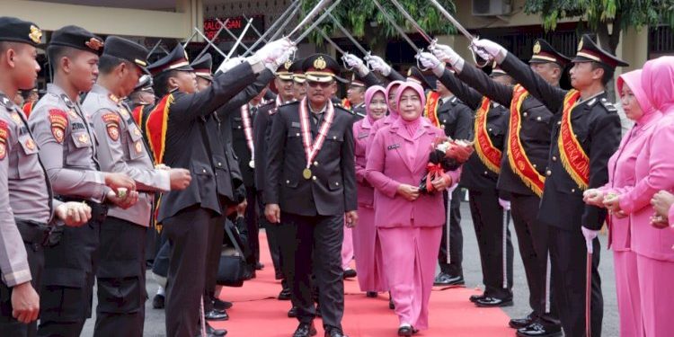 Kapolres Pekalongan Lepas Enam Anggota yang Purna Tugas