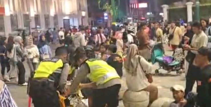 Aksi Humanis Polisi Mengumpulkan Sampah Setelah Perayaan Tahun Baru di Yogyakarta