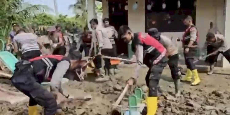 Gotong Royong Masyarakat dan Polri Percepat Pemulihan Pascabanjir dan Fasilitas Pendidikan Pidie Jaya
