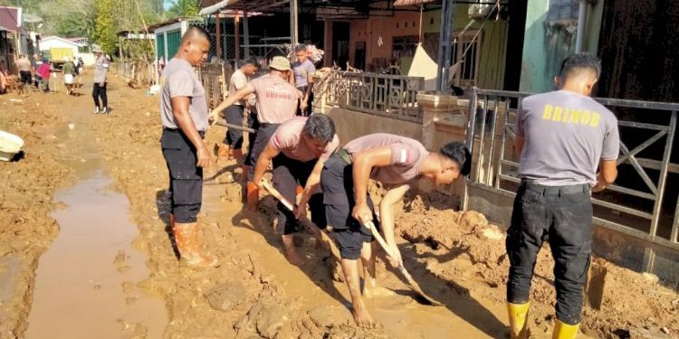 Brimob Polda Sumut Bersihkan Lingkungan Perumahan Pandan Asri Setelah Bencana