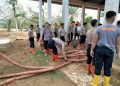 Brimob Polda Sumut Bersihkan Aula SMP Santo Fransiskus Pandan Pascabencana Lumpur