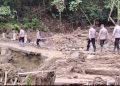 Di Tengah Lumpur dan Harapan, Polisi Bersama Warga Buka Akses Jalan Kampung Pascabencana