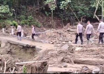 Di Tengah Lumpur dan Harapan, Polisi Bersama Warga Buka Akses Jalan Kampung Pascabencana