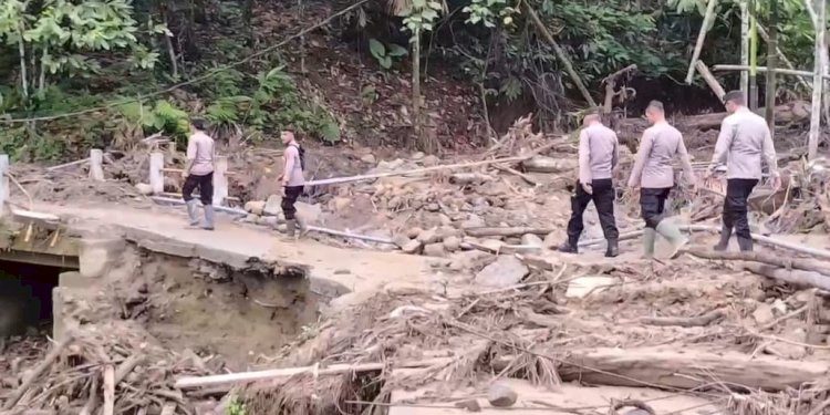 Di Tengah Lumpur dan Harapan, Polisi Bersama Warga Buka Akses Jalan Kampung Pascabencana
