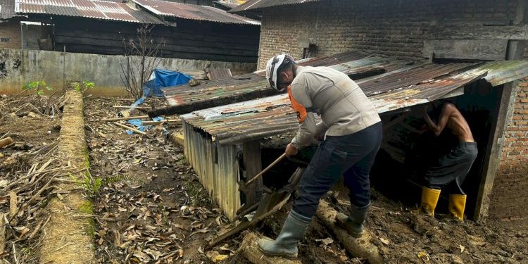 Tim SAR Brimob Polda Sumbar Cari Korban dan Salurkan Bantuan Banjir di Palembayan