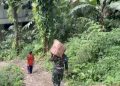 Bantuan Sampai ke Desa TNI Distribusikan Logistik Warga Terdampak Bencana dengan Jalan Kaki