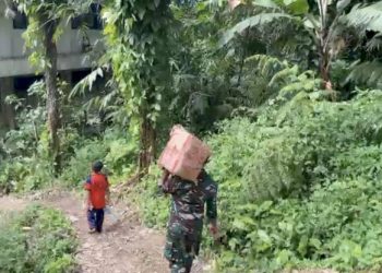 Bantuan Sampai ke Desa TNI Distribusikan Logistik Warga Terdampak Bencana dengan Jalan Kaki