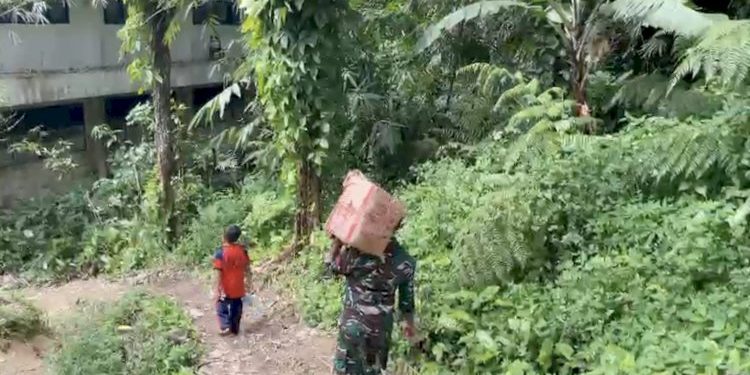 Bantuan Sampai ke Desa TNI Distribusikan Logistik Warga Terdampak Bencana dengan Jalan Kaki