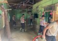 Brimob Polda Sumut Bersihkan Rumah Warga Terdampak Banjir dan Longsor Tapanuli Tengah