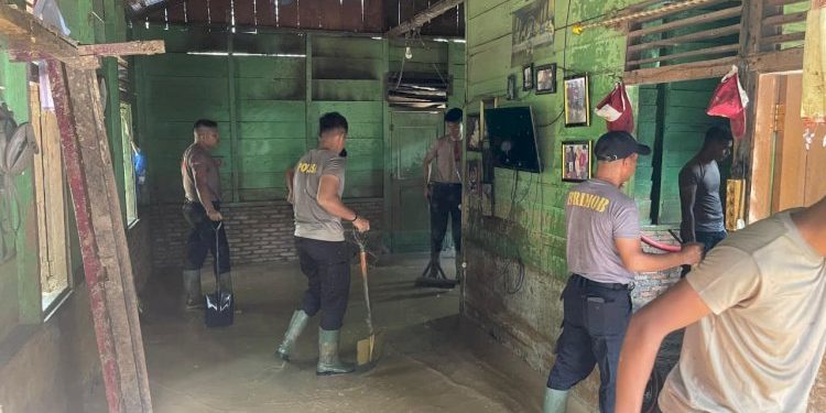 Brimob Polda Sumut Bersihkan Rumah Warga Terdampak Banjir dan Longsor Tapanuli Tengah