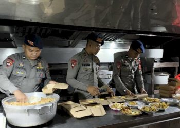 Dapur Lapangan Brimob untuk Bantu Warga Terdampak Banjir Jakarta Utara