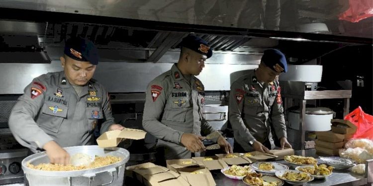 Dapur Lapangan Brimob untuk Bantu Warga Terdampak Banjir Jakarta Utara