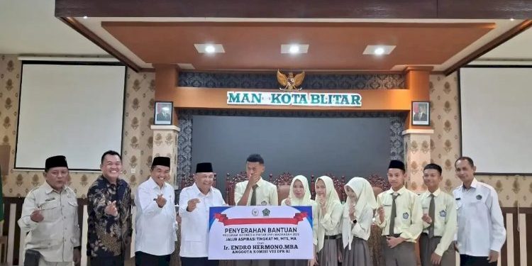Legislator Salurkan PIP di Blitar, Tingkatkan Akses Pendidikan Siswa Madrasah