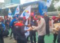 Aksi Buruh di DPR/MPR, Polisi Hadir Layani Massa dengan Air dan Snack
