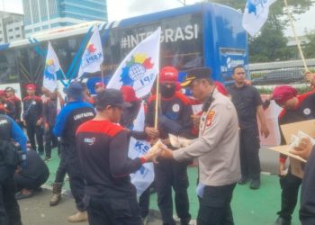 Aksi Buruh di DPR/MPR, Polisi Hadir Layani Massa dengan Air dan Snack